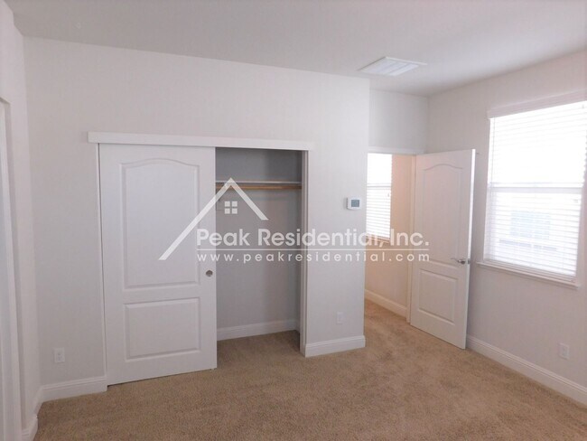 Building Photo - Beautiful Newer Roseville 3bd/2.5ba Home i...