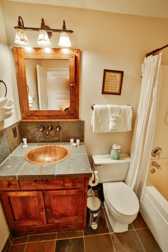 Building Photo - Cabin on Peak 7! 2bed plus loft!  Hot tub!