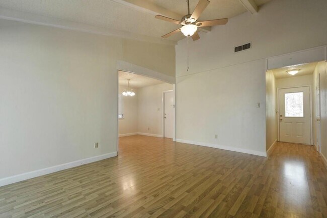 Building Photo - 9410 E Meadow Vale