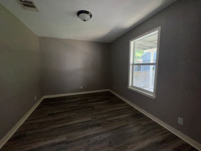 Building Photo - Lovely 3 Bedroom, 2 Bath Bungalow in the H...