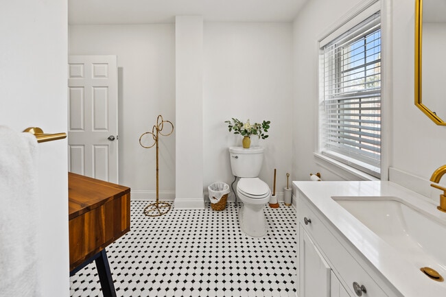 Building Photo - 2207 Lombard St