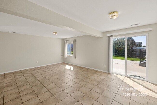 Building Photo - Spacious Ranch-Style 5-Bedroom in The Heig...