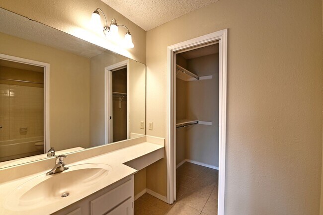 Building Photo - 13706 Winding Hill