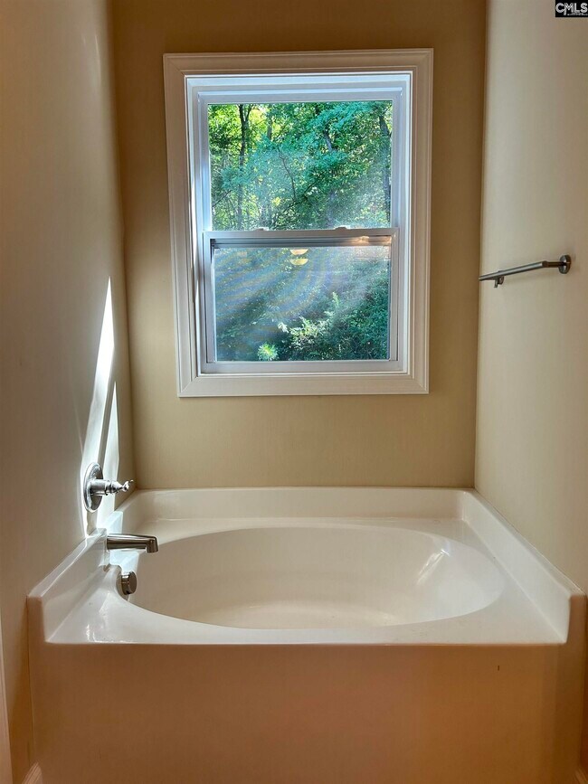 Building Photo - 105 High Bluff Ln