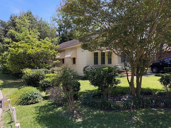 Building Photo - 2 bedrooms 1 bath - Large Yard