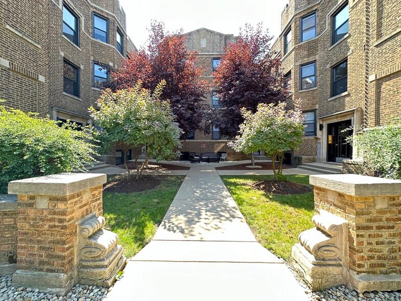 Primary Photo - 629 W Cornelia Ave