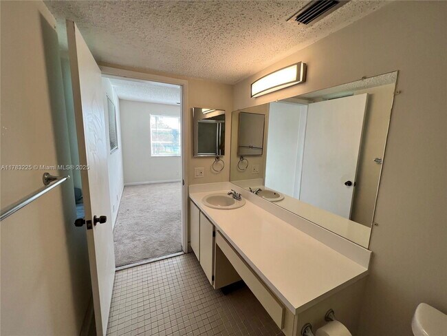 Building Photo - 2220 N Cypress Bend Dr