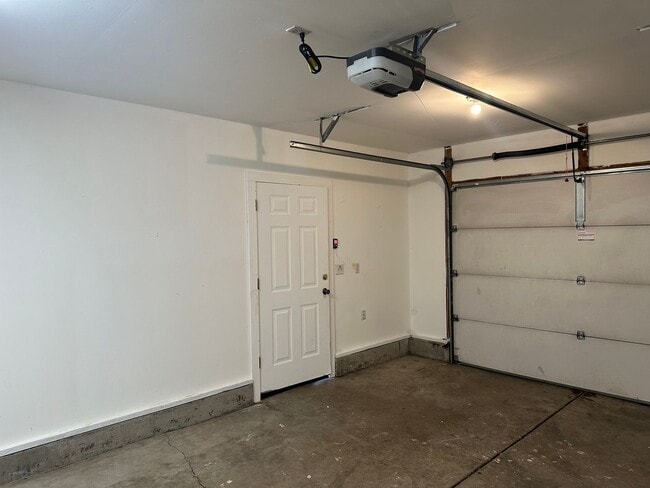 Building Photo - Beautifully updated 3 bedroom, 1 bath house in Eugene!