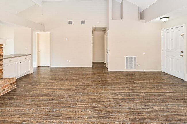 Building Photo - 11811 Meadowchase Dr