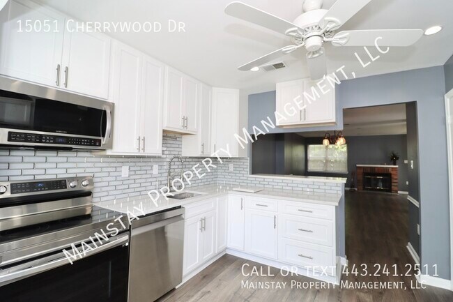 Building Photo - Updated End Unit Townhome W/ Fenced in Yard!
