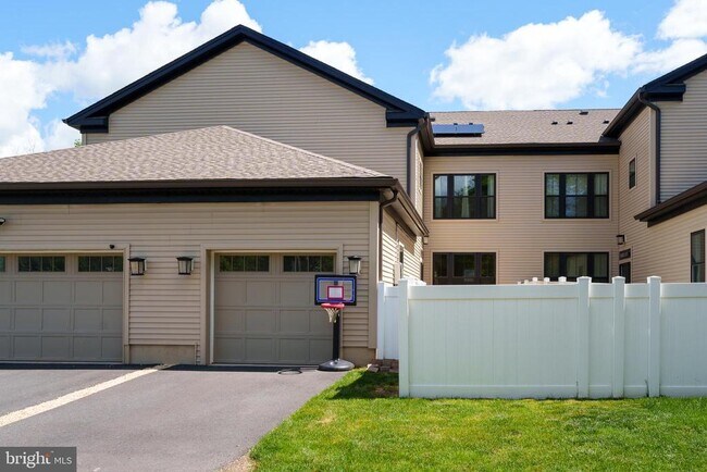 Building Photo - 3 E Hartwick Dr