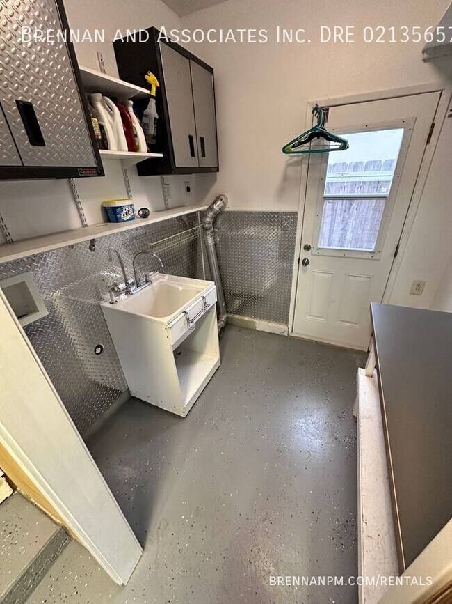 Building Photo - 975 Hemlock Ave