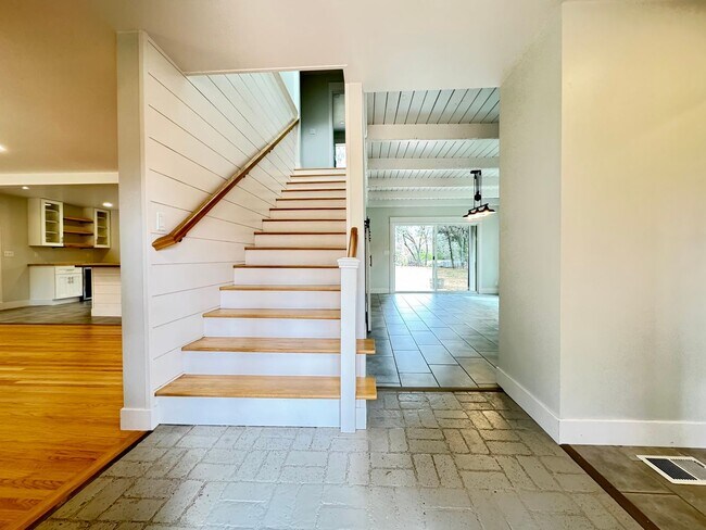 Building Photo - 5780 Stanley Dr