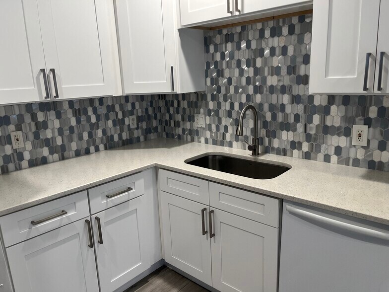 Building Photo - 4712 Golfview Blvd