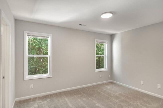 Building Photo - Beautiful 3 bed, 1/5 bath duplex in East R...