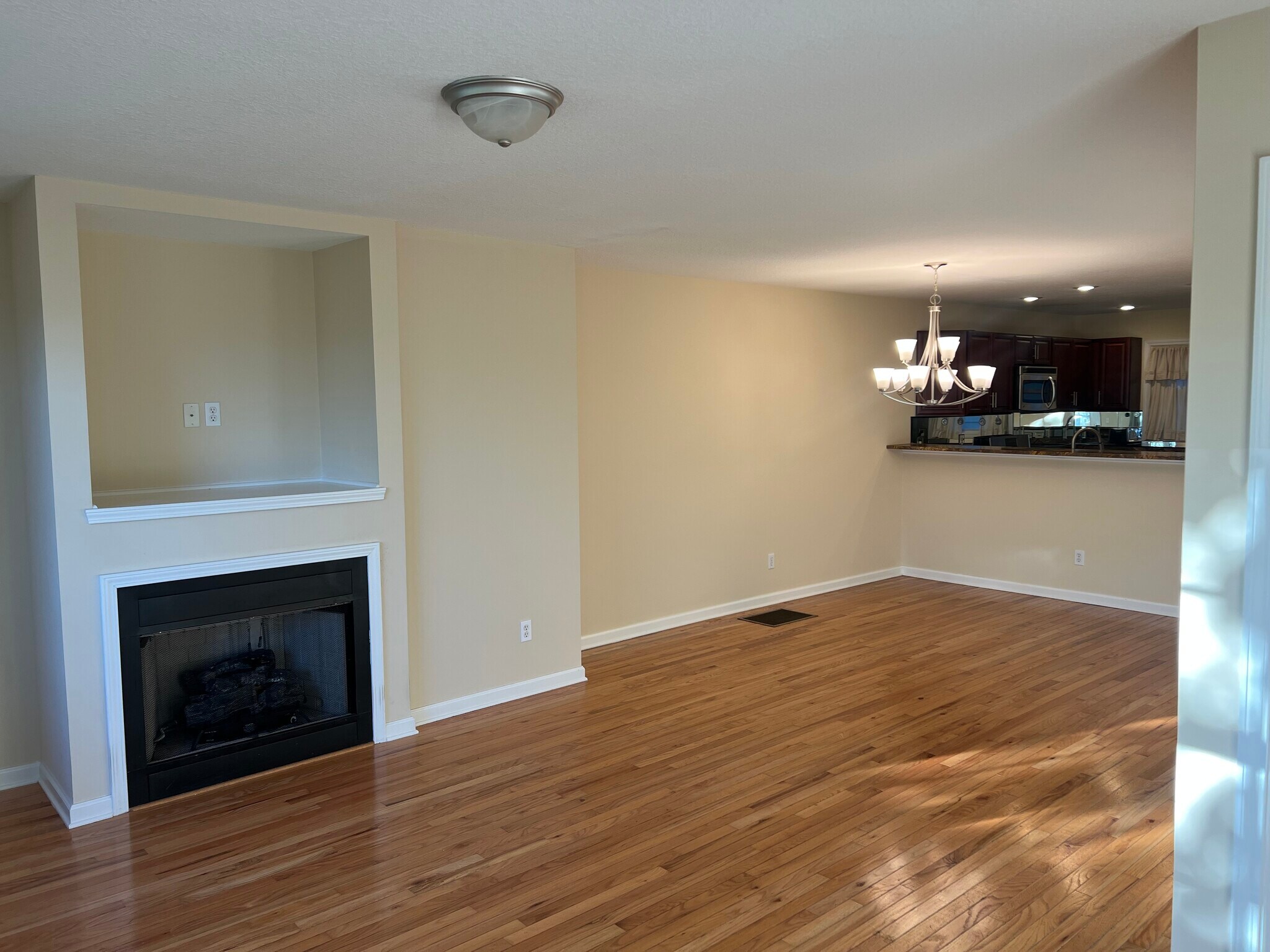 Living room - 43 Rotunda Cir
