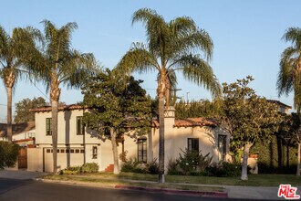 Building Photo - 1650 S Crest Dr