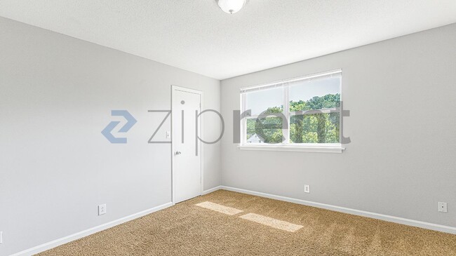 Building Photo - 813 Golf View Pl