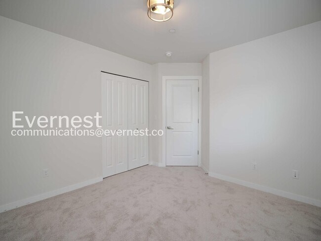 Building Photo - 4 Bed/2.5 Bath Home with Garage / Available Now!