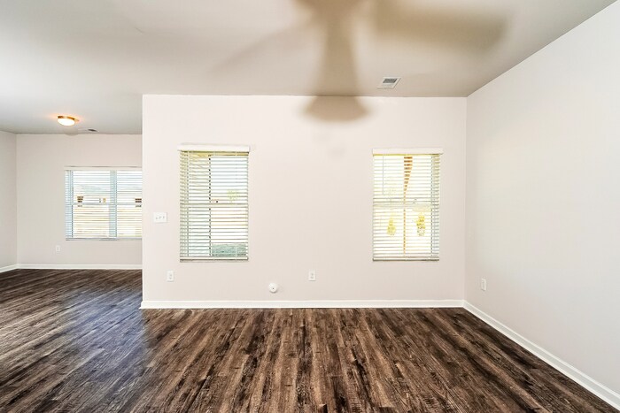 Building Photo - 60 Cottage Ln