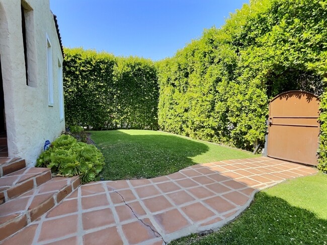 Mature ficus trees offer complete privacy from street - 545 N Vista St