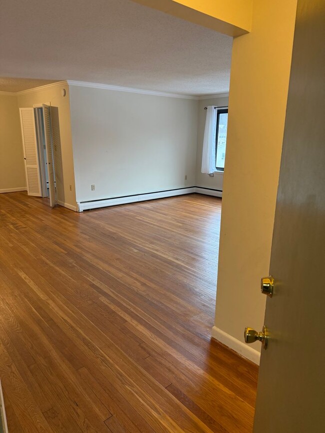 Building Photo - Concord Condo - Heat and Hot Water Included!