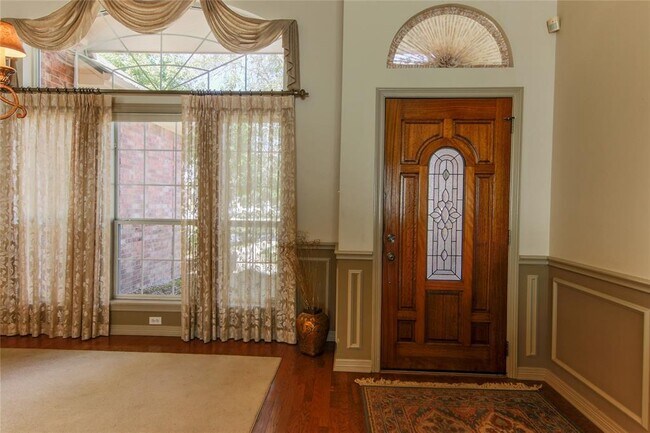 Building Photo - 2 Robin Trail