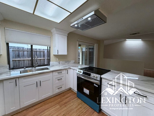 Building Photo - Beautifully Updated, 3BD/2BA Home in Larchmont Sunriver, off Sunrise Blvd. and Coloma Rd.