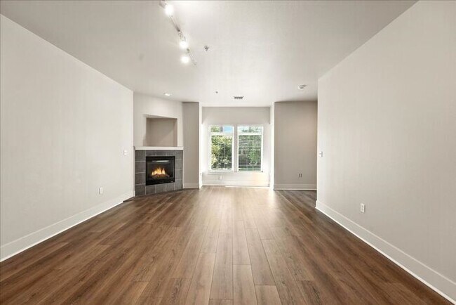 Building Photo - Dual-Purpose Townhome: Perfect for Profess...
