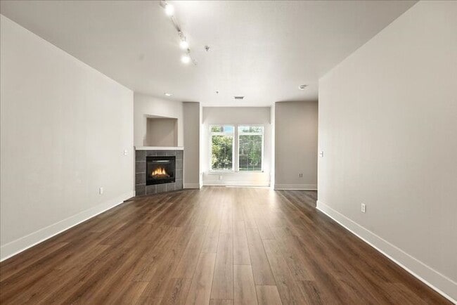 Building Photo - Versatile Townhome: Perfect for Live/Work ...
