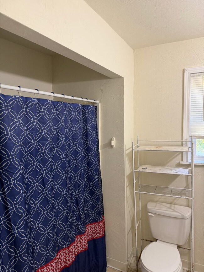 Building Photo - 730 Middle Ave