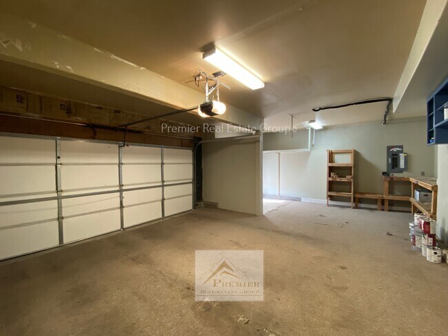 Building Photo - 865 Winebrook Way