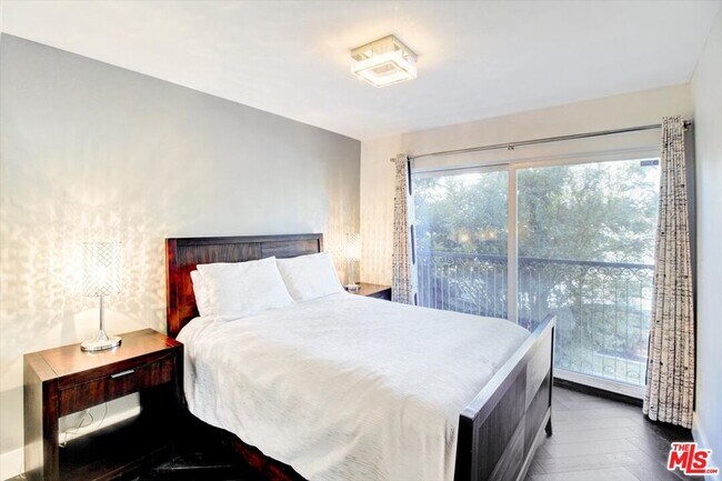 Building Photo - 1319 N Detroit St