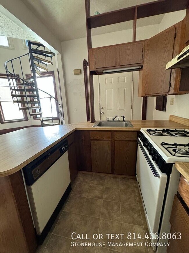 Building Photo - Beautiful Downtown Loft available!