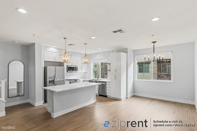 Building Photo - 3 br, 2.5 bath Townhome - 1052 Green Stree...