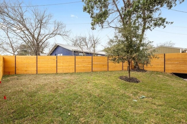 Building Photo - 1409 Valleyridge Dr