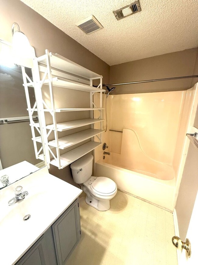 Building Photo - ** 3 bed 2 bath located in Millbrook ** Call the self-showing number to schedule a tour 334-366-9198