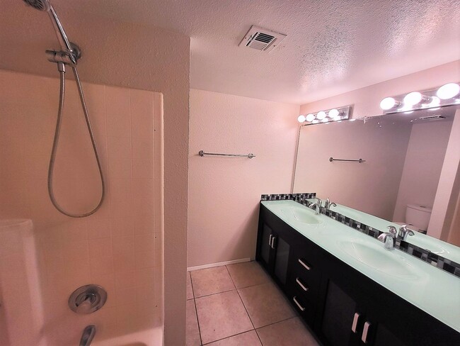 Building Photo - EXCELLENT TOWNHOME IN TEMPE!