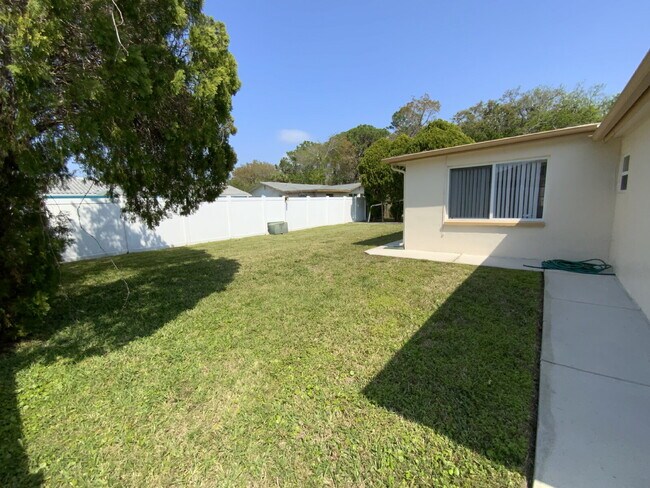 Building Photo - Beautiful 2 bed, 2 updated baths home in the sought-after boating community of Gulf Harbors.