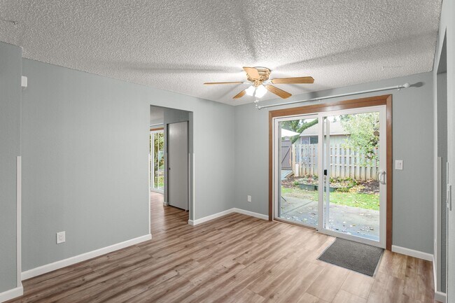 Building Photo - Charming 3 BR/ 1.5 Bath Mt. Pleasant Home.