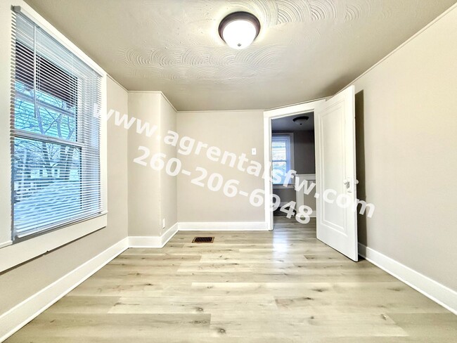 Building Photo - 2 Bedroom House