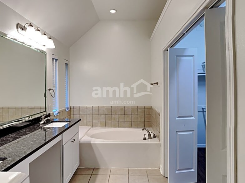 Building Photo - 15207 Henderson Point Dr