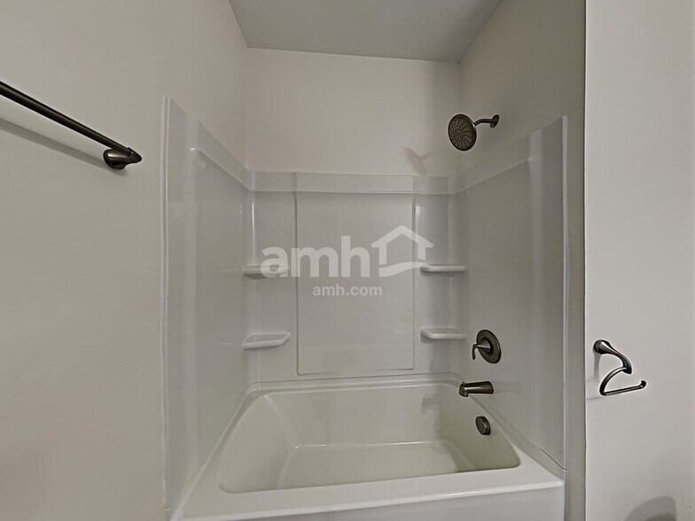 Building Photo - 136 Ivy Brook Dr