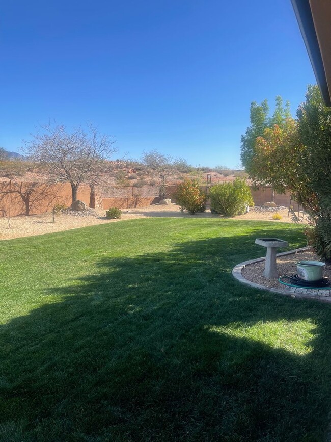 Building Photo - Beautiful Single Level Property with a Big...