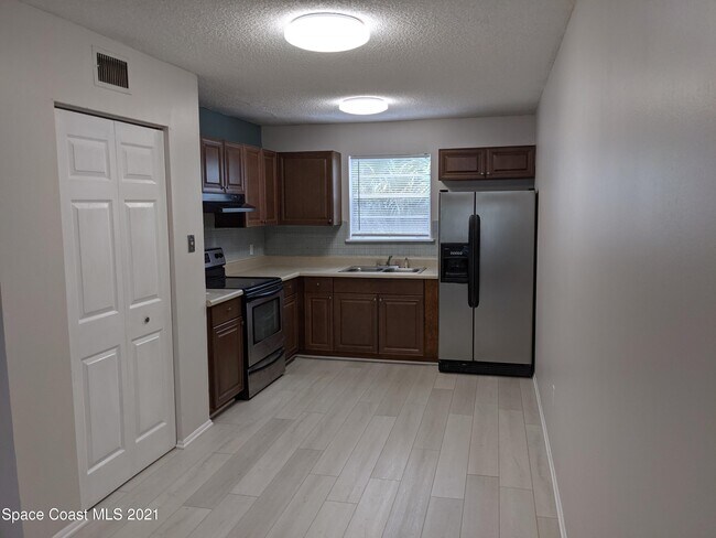 Building Photo - 323 Olmstead Dr