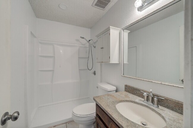 Building Photo - Spacious 3 bed 2 bath with Large Bonus Room!!