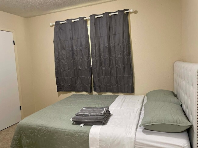 Building Photo - 9410 Mapes St