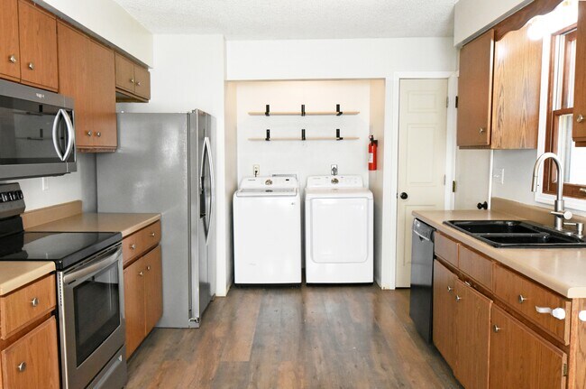 Building Photo - 30 Bayberry Ln