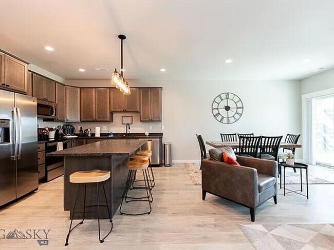 Building Photo - 3 Bd / 2.5 Bath Townhome Furnished or Unfurnished