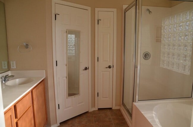 Building Photo - 11201 Dodge Cattle Dr